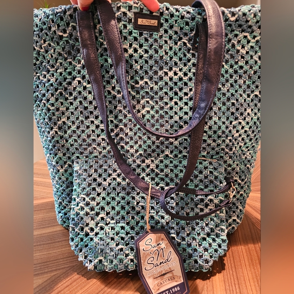 NWT Stylish Blue and White Knit Shoulder Bag - Picture 2 of 3